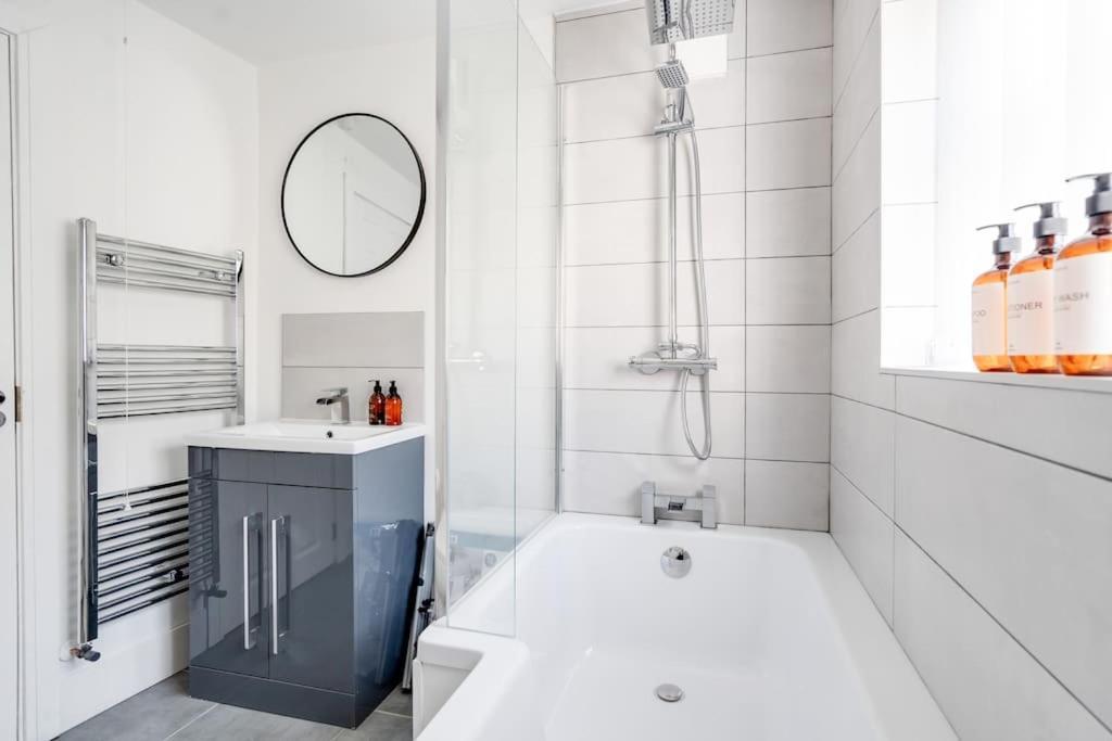 Perfect Modern 4 Bedroom In Holiday home